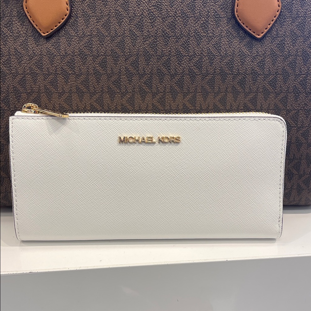 MICHAEL KORS Jet Set Travel Lg Saffiano Leather Quarter-Zip Wallet
Optic White